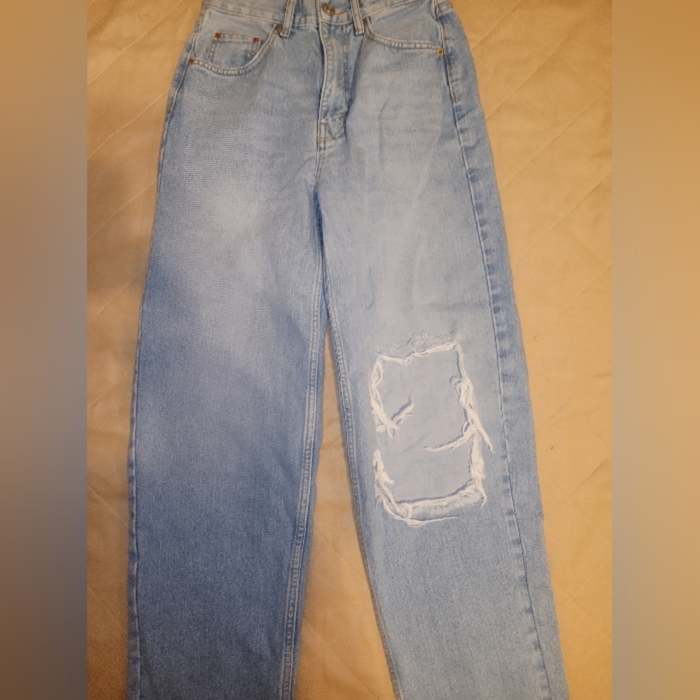 NWT BDG Light Blue High Rise Baggy BF Jeans with Distressed Detail Size~27.